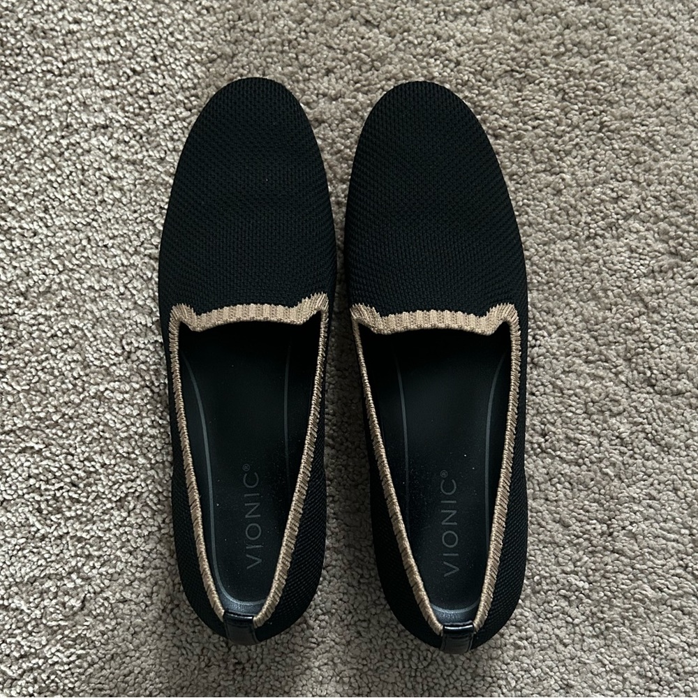 *Final Price* Vionic Willa Knit Loafer Black/Tan - Picture 2 of 3